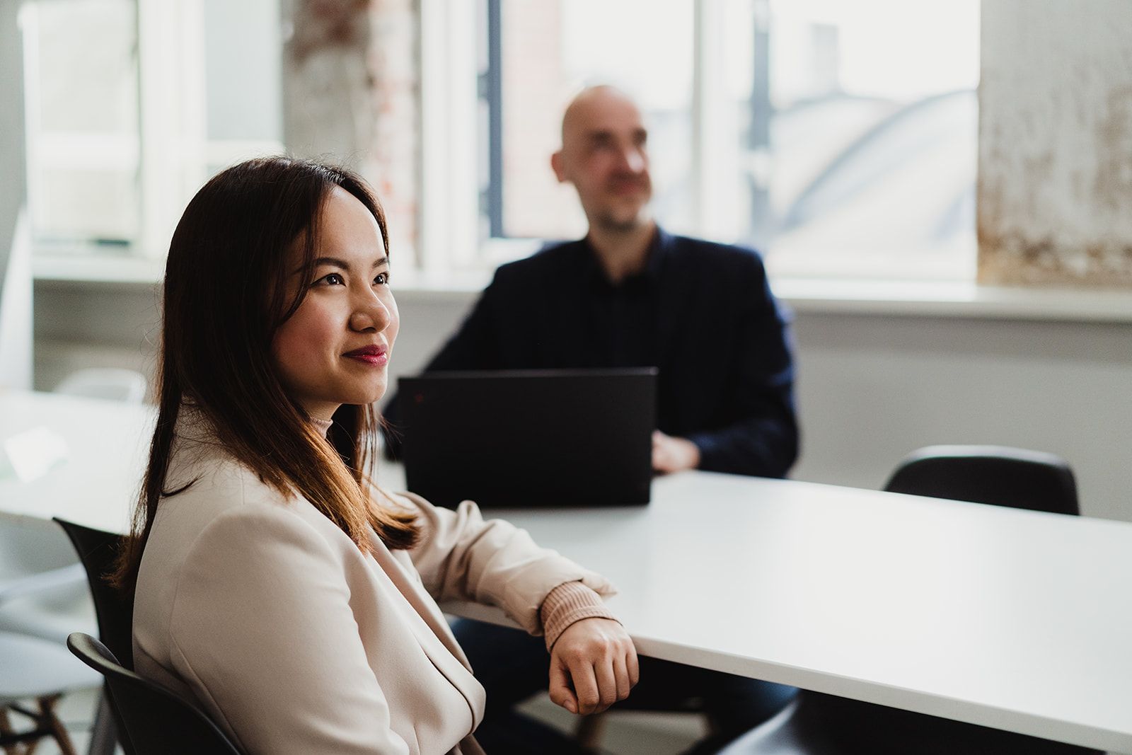 HR-professional bekijkt digitaal background check rapport op een tablet met wereldwijde datavisualisatie.