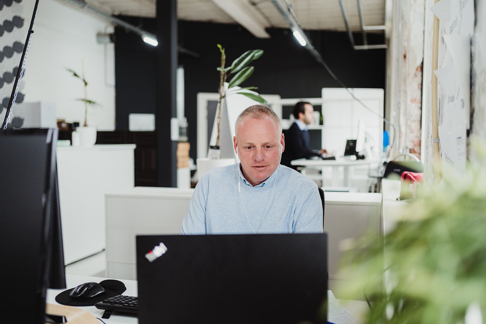 Vergrootglas dat een digitaal cv scant met rode en groene markeringen, symbool voor rode vlaggen en geverifieerde informatie bij pre-employment screening.